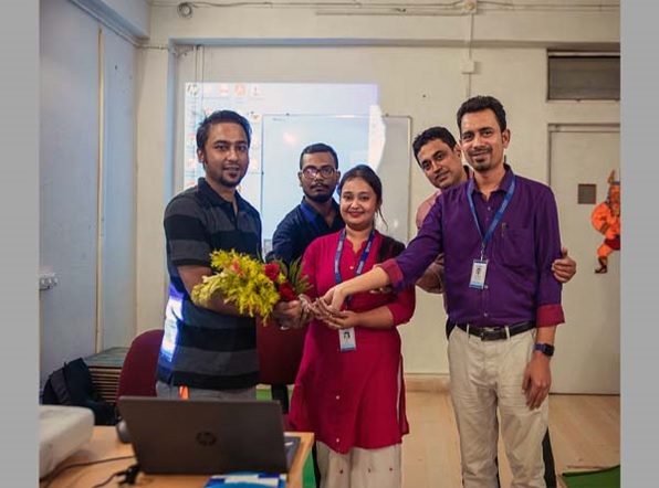 Cognizant professional conducts a session for Multimedia students